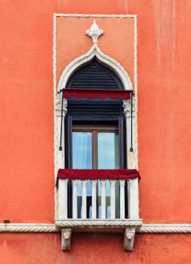 Eski Venedik tarihi binalarda penceresini görüntülemek