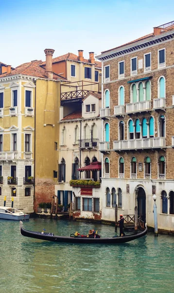 Typische Gondeln auf dem Canal Grande während der Wintertage — Stockfoto