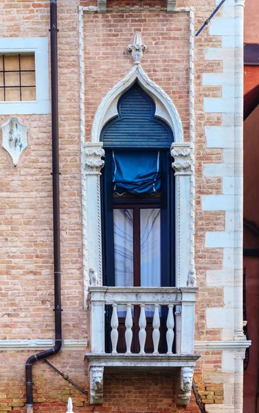 Eski Venedik tarihi binalarda penceresini görüntülemek — Stok fotoğraf