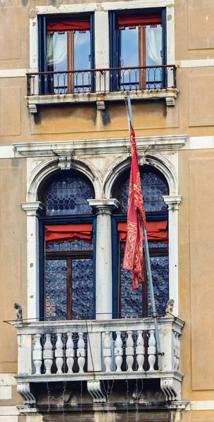 Vista da janela velha em edifícios históricos em Veneza — Fotografia de Stock