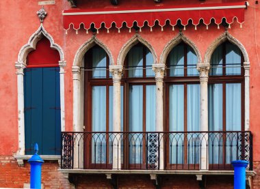 Eski Venedik tarihi binalarda penceresini görüntülemek