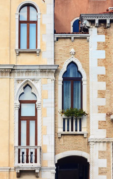 View of old window in historical buildings in Venice — Stock Photo, Image