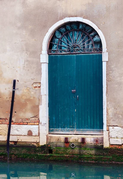 Tipik Venedik kapı — Stok fotoğraf
