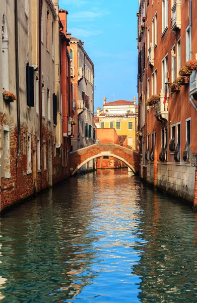 Canal de agua en Venecia, Italia — Foto de Stock