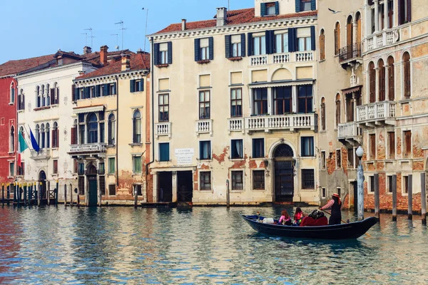 Eine weibliche Gondoliere in Venedig — Stockfoto