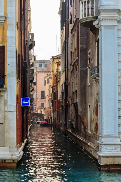 Típico canal de agua estrecha en Venecia — Foto de Stock