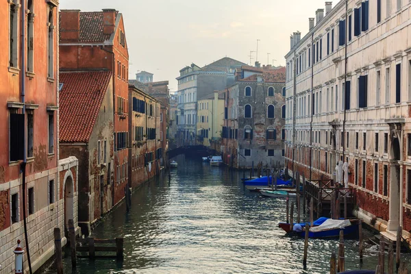 Típico canal de agua estrecha en Venecia — Foto de Stock