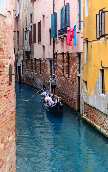 Góndola típica en canal veneciano estrecho — Foto de Stock