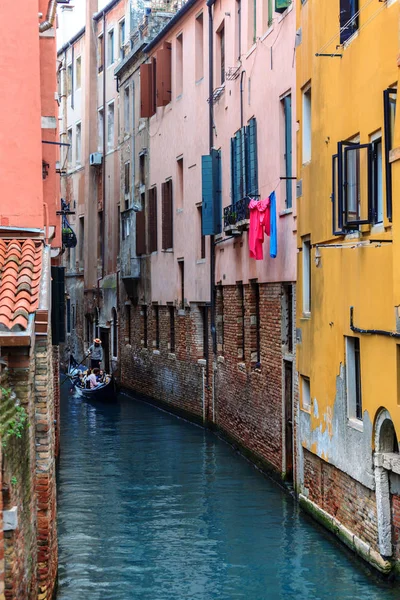 Typical gondola at narrow venetian canal — Stock Photo, Image