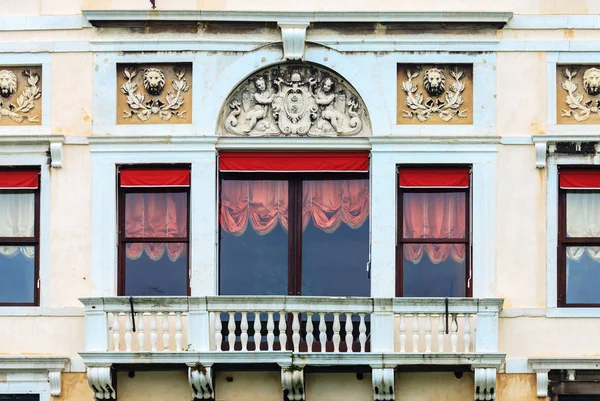 A velha janela em Veneza, Itália — Fotografia de Stock