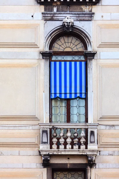 A velha janela em Veneza, Itália — Fotografia de Stock