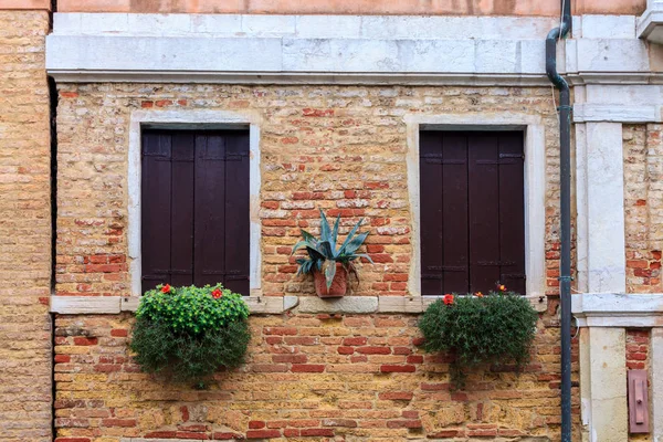 Eski pencere Venedik, İtalya — Stok fotoğraf