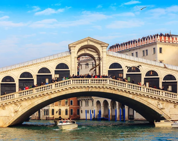 Le Grand Canal avec le pont du Rialto — Photo