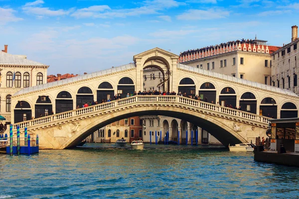 Der große Kanal mit Rialtobrücke — Stockfoto