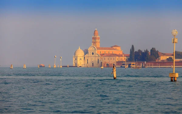 Vista al atardecer de la isla del cementerio San Michele — Foto de Stock