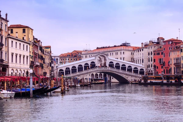 Der große Kanal mit Rialtobrücke — Stockfoto