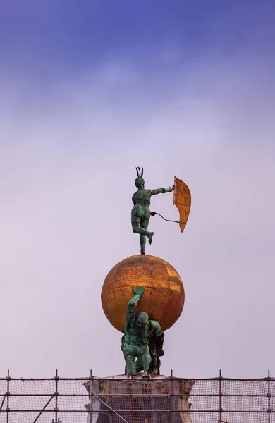 Bronzeskulptur symbolisiert das Glück — Stockfoto