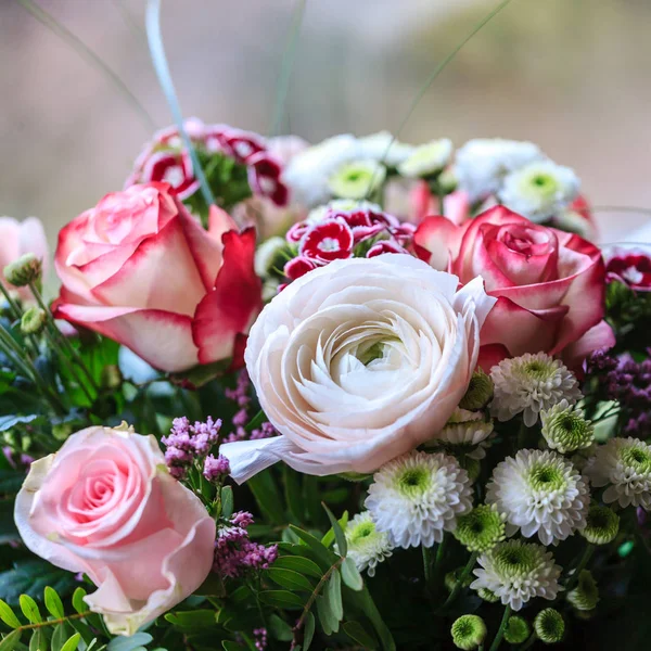 Boeket van roze bloemen — Stockfoto