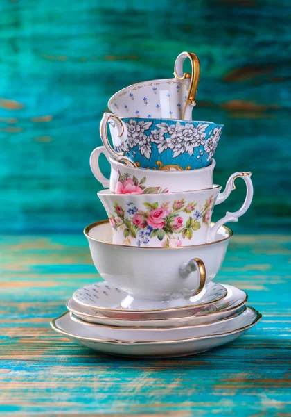 美しいぼろぼろのシックなアンティークのカップ — ストック写真