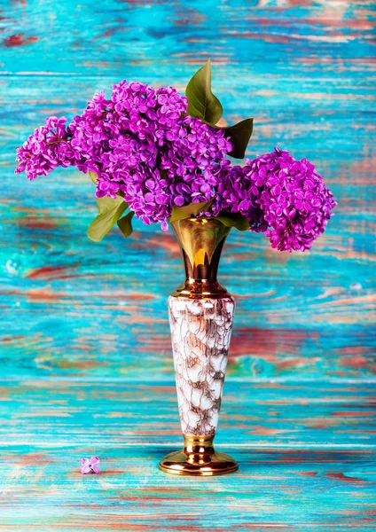 Natureza morta com flores lilás — Fotografia de Stock