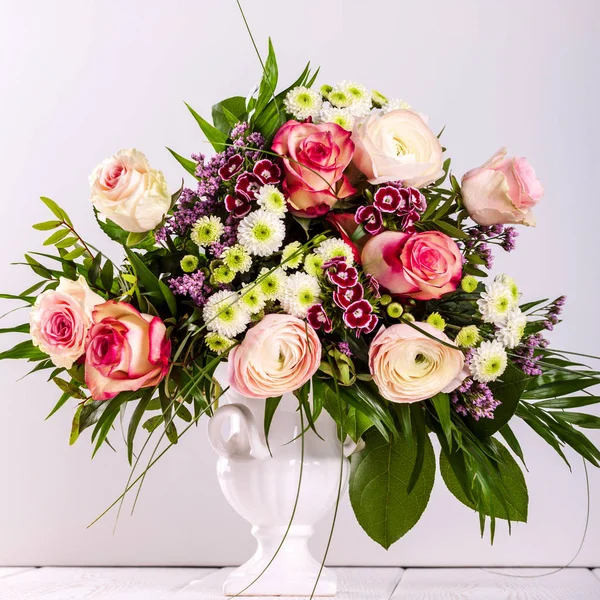 Strauß von rosa Blumen — Stockfoto