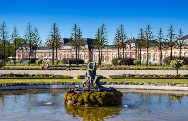 Fuente antigua en el jardín del Palacio de Schwetzingen . —  Fotos de Stock