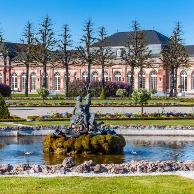 Schwetzingen Sarayı bahçesindeki eski çeşme..