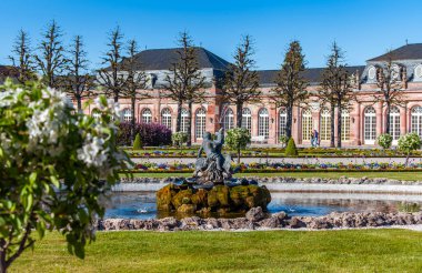 Schwetzingen Sarayı bahçesindeki eski çeşme..