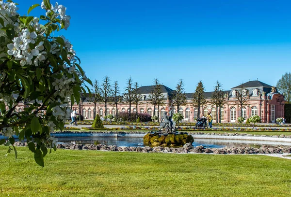 Fuente antigua en el jardín del Palacio de Schwetzingen . —  Fotos de Stock