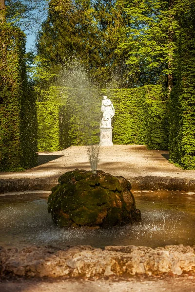 Старий фонтан у саду палацу Шветцинген.. — стокове фото