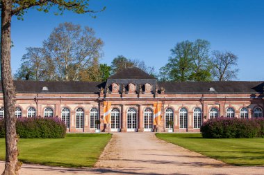 Schwetzingen, Almanya - 19 Nisan 2019: Baharda çeşmeleri olan muhteşem bir park. Schwetzingen, Almanya