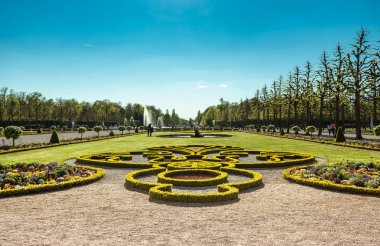 Schwetzingen, Almanya - 19 Nisan 2019: Baharda çeşmeleri olan muhteşem bir park. Schwetzingen, Almanya