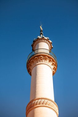 Schwetzingen, Almanya - 19 Nisan 2019: Baharda Pembe Cami ile muhteşem bir park. Schwetzingen, Almanya