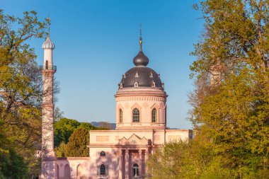 Schwetzingen, Almanya - 19 Nisan 2019: Baharda Pembe Cami ile muhteşem bir park. Schwetzingen, Almanya