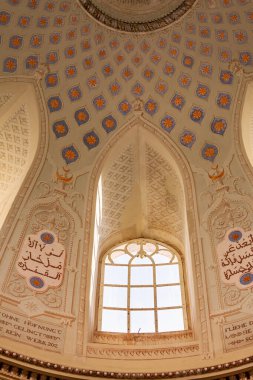 Schwetzingen, Almanya - 19 Nisan 2019: Baharda Pembe Cami ile muhteşem bir park. Schwetzingen, Almanya