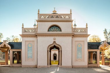Schwetzingen, Almanya - 19 Nisan 2019: Baharda Pembe Cami ile muhteşem bir park. Schwetzingen, Almanya