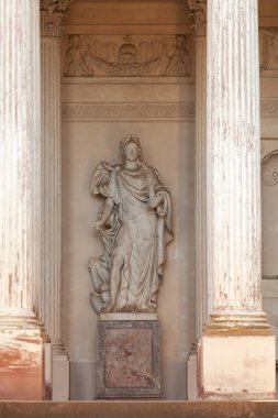 Schwetzingen, Almanya - 19 Nisan 2019: İlkbaharda Apollo tapınağıyla muhteşem bir park. Schwetzingen, Almanya