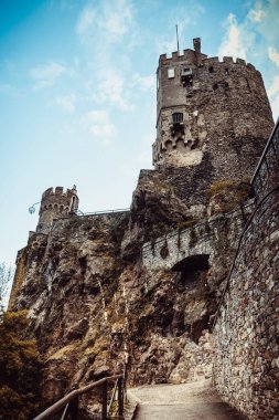 Yamaçtaki romatik Rheinstein Şatosu