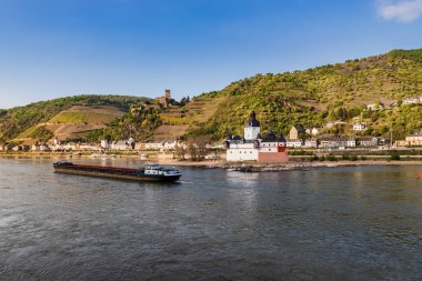 Bacharach, Almanya - 19 Nisan 2020: Kaub yakınlarındaki Ren nehri Falkenau adasındaki ünlü Burg Pfalzgrafenstein manzarası. Bacharach, Almanya