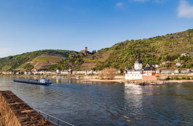 Bacharach, Almanya - 19 Nisan 2020: Kaub yakınlarındaki Ren nehri Falkenau adasındaki ünlü Burg Pfalzgrafenstein manzarası. Bacharach, Almanya