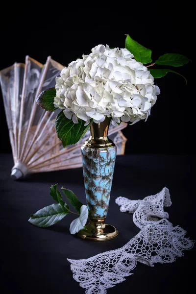 黒を基調とした花瓶の白い紫陽花 — ストック写真