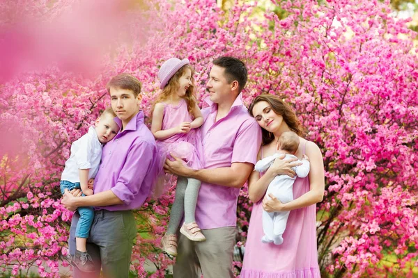Altı kişilik mutlu aile bahar parkında ayakta duruyor. Mutlu sevgi dolu aile kavramı. Mutlu aile Sakura bahçesinde eğleniyor.. — Stok fotoğraf