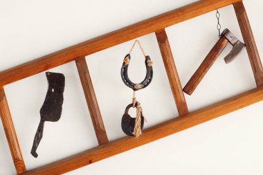 Geleneksel eski metal aletleri duvarın üzerinden maruz.