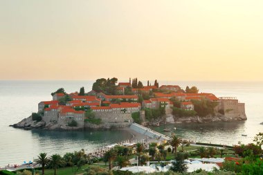 Güzel yaz günü güzel Sveti Stefan Adası Budva'nın. Karadağ.