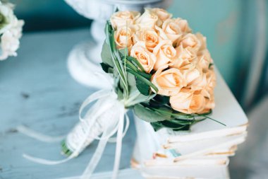 Eski kitaplar üzerinde sarı gül buketi. Gelin buketi. Vintage iç tasarım.