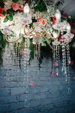 Çiçekli Vintage kristal bir avize sarkacak. Düğün dekorasyon.