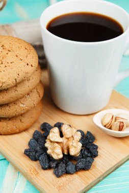 Lezzetli kahve ile fındık ve bisküvi vintage ahşap masa üzerinde.