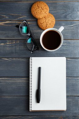 Sıcak kahve ahşap antika masa günü kahvaltıda çerezler ile karışık.