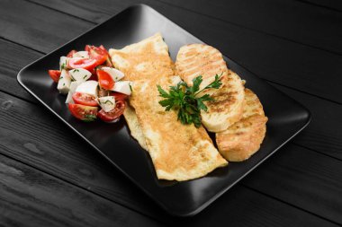 Domates ve mozzarella ile lezzetli yumurta omlet.