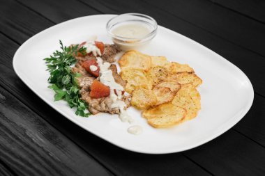 Izgara tavuk göğsü patates ve sos ile.